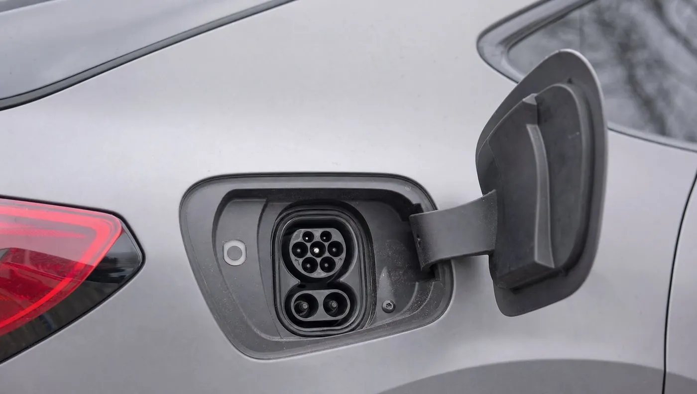 Geöffnete Ladeklappe eines Elektroautos mit CCS-Ladebuchse